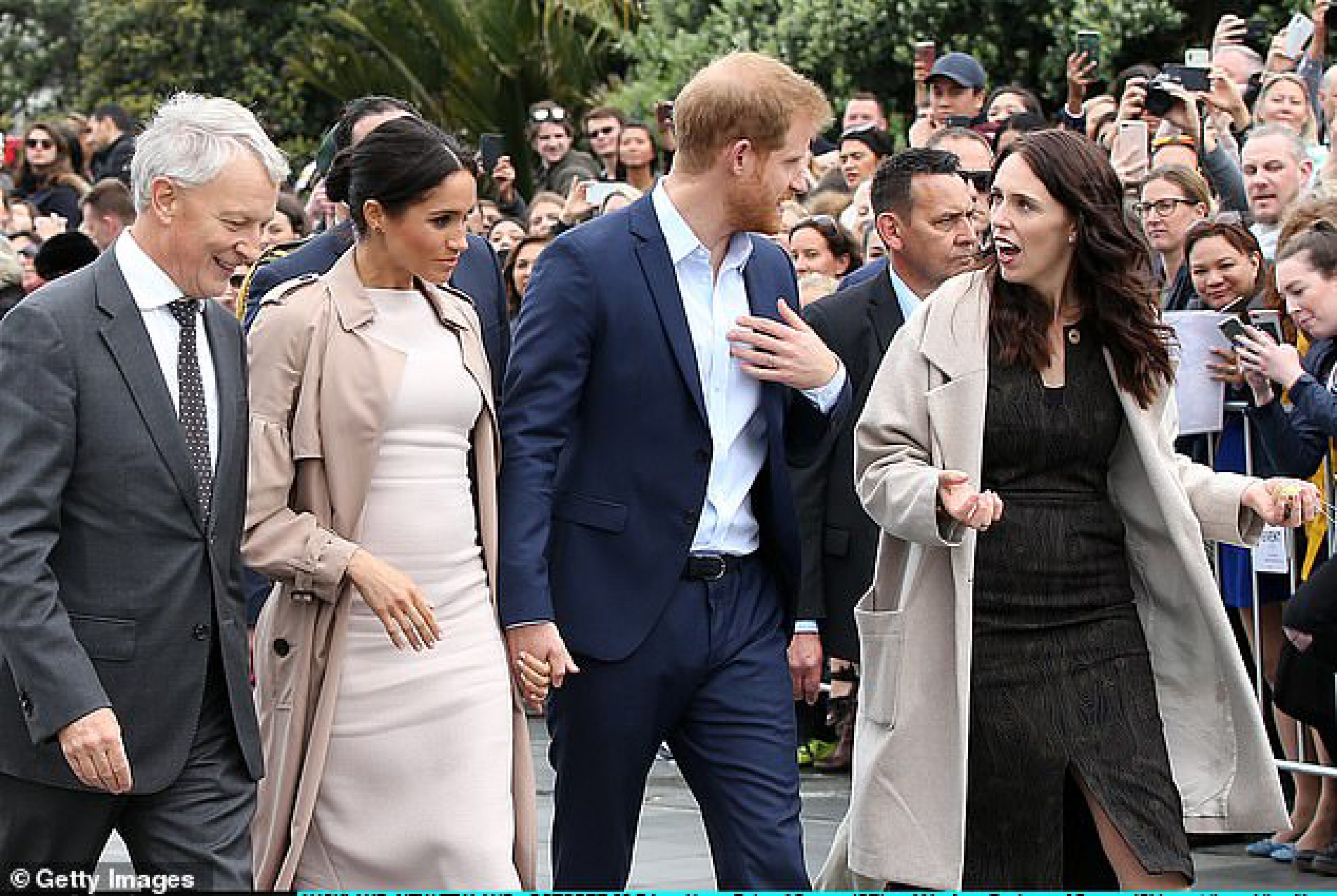 Vợ chồng Hoàng tử Harry trò chuyện cùng Thủ tướng New Zealand Jacinda Ardern trong sự vây quanh của hàng nghìn người hâm mộ. 

