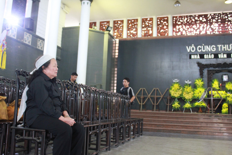 Giây phút lặng lẽ của cô Đào Kim Oanh trước lễ viếng