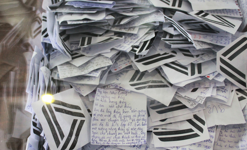 Hàng trăm dòng lưu bút của học trò gửi đến thầy giáo đáng kính trong ngày tiễn đưa thầy về nơi an nghỉ. 