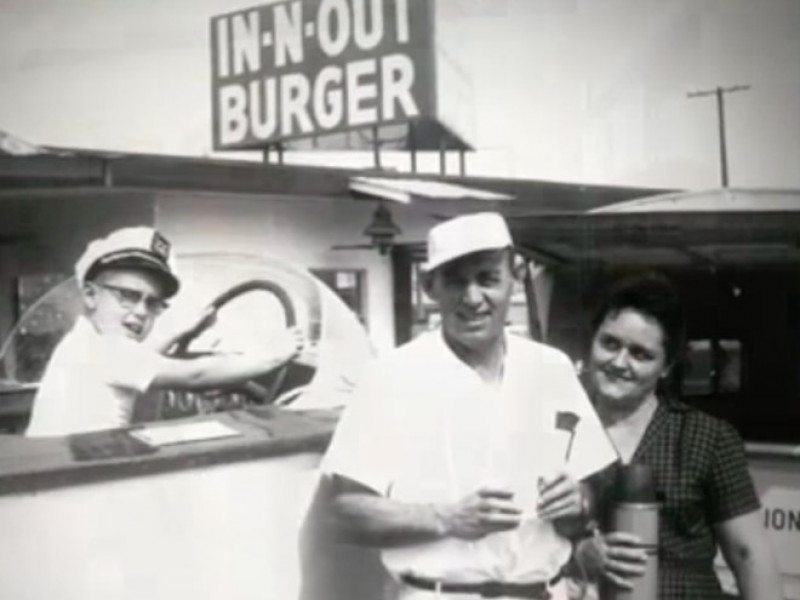 Ông bà của Snyder, Harry và Esther Snyder, mở cửa hàng In-N-Out đầu tiên vào năm 1948. (Nguồn: Business Insider)