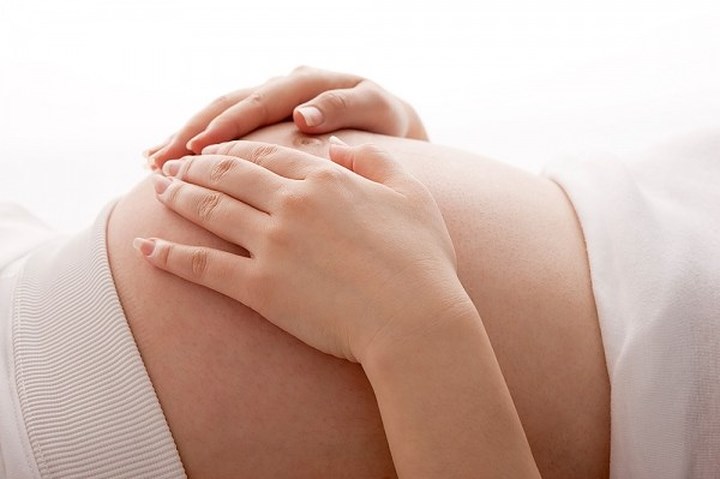 Các biến chứng trong thai kỳ và cho con bú: Cả gel hoặc mủ của lô hội đều có thể không an toàn cho bà mẹ mang thai và cho con bú. Lý do là lô hội có thể kích thích các cơn co thắt tử cung và gây ra các biến chứng như sẩy thai và làm tăng nguy cơ dị tật bẩm sinh. Trong trường hợp của một người mẹ cho con bú, uống nước ép có thể ảnh hưởng đến đứa trẻ.