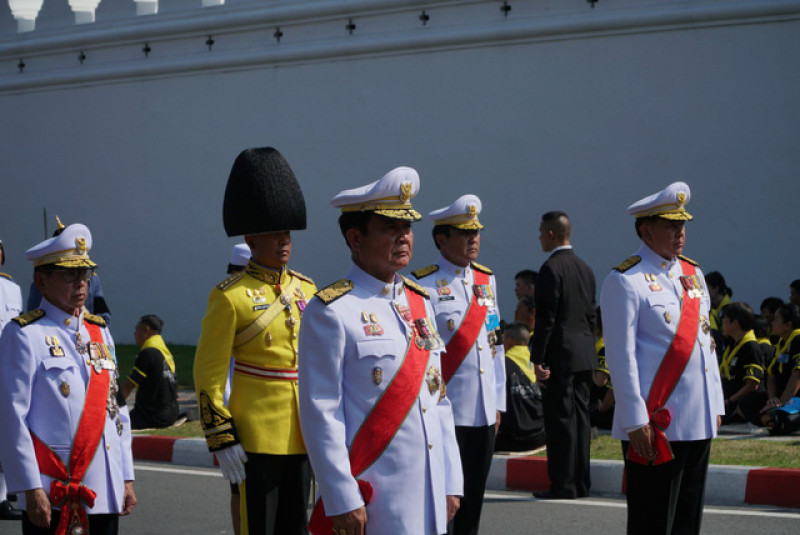 Thủ tướng đương nhiệm Prayuth Chan-ocha và một số quan chức trong chính phủ đi trước xe chở linh cữu của nhà vua 