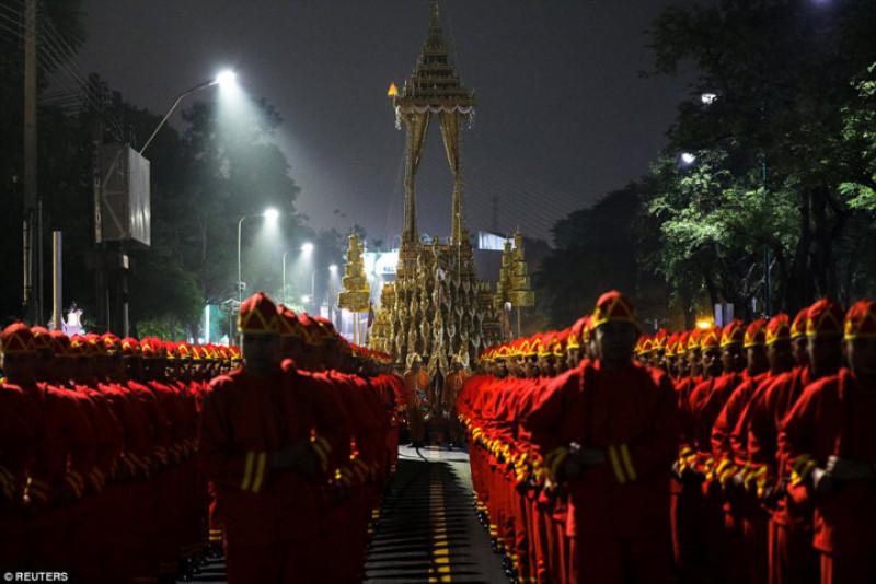 Thi hài vua Bhumibol được đặt trong một quan tài riêng biệt với bình tro cốt hoàng gia, một vật mang tính biểu tượng. 