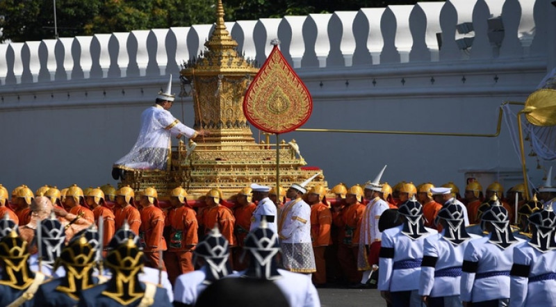 Xe rước linh cữu di chuyển đến đài hóa thân hoàn vũ tại quảng trường Sanam Luang để làm lễ hỏa táng. Đoàn rước linh cữu của nhà vua Rama IX bắt đầu khởi hành từ điện Dusit Maha Prasat bên trong Hoàng cung tới đài hoá thân ở quảng trường Sanam Luang.

