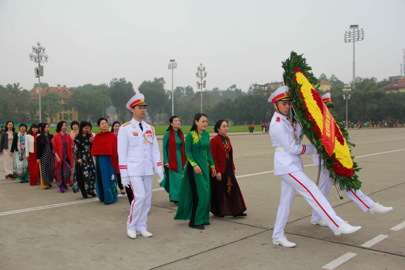 Ủy viên TƯ Đảng, Chủ tịch Hội LHPNVN Nguyễn Thị Thu Hà dẫn đầu Đoàn Chủ tịch TƯ Hội LHPNVN thành kính dâng vòng hoa vào Lăng viếng Chủ tịch Hồ Chí Minh.