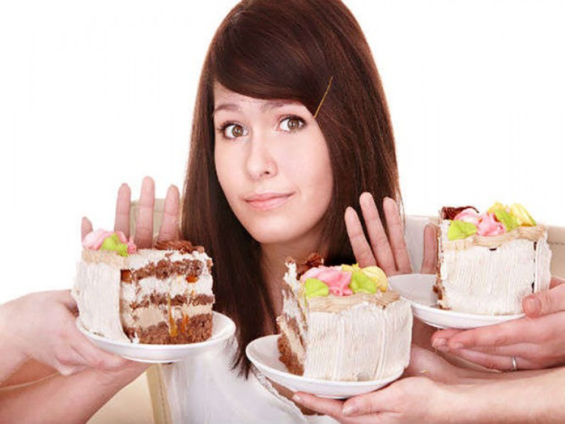 Ăn quá nhiều đường: Nếu bạn là người yêu thích các loại thực phẩm ngọt như kẹo, sôcôla, nước giải khát,... theo một số nghiên cứu nó cũng có thể là một trong những nguyên nhân gây ra ung thư da. Ngoài ung thư da, lượng đường dư thừa cũng có thể gây ra các biến chứng về sức khoẻ khác như béo phì, đái tháo đường, sâu răng, bệnh thận,...