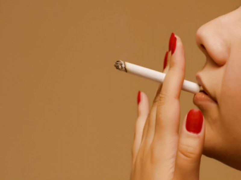 Hút thuốc cũng có thể là một thói quen gây ung thư da! Thực tế này sẽ gây nhiều ngạc nhiên vì hút thuốc thường liên quan đến sự phát triển của ung thư phổi. Tuy nhiên, có đủ bằng chứng khoa học để chứng minh rằng nicotine hít vào trong khi hút thuốc lá cũng có thể gây ra ung thư da, cùng với một loạt các biến chứng sức khỏe khác.