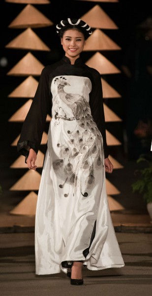 Trong mẫu áo dài họa tiết chim công với gam màu đen trắng, Đào Thị Hà đẹp nền nã như một giai nhân Hà thành xưa. Cô gái có hình thể được đánh giá là đẹp nhất cuộc thi Hoa hậu Việt Nam 2016 thực sự đã tôn lên được vẻ đẹp của trang phục. 