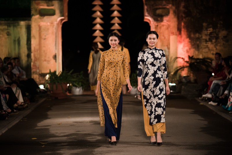 Trong chiếc áo dài điểm hoa trên gam vàng chủ đạo của nhà thiết kế Tú Ngô, Đào Thị Hà đẹp rạng ngời.