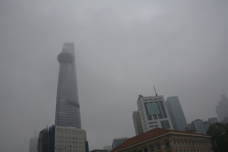 Tòa nhà Bitexco chìm trong sương dù khoảng cánh nhìn rất gần.