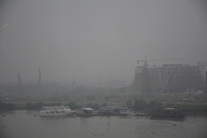 Khu vực sông Sài Gòn cũng chìm trong sương.