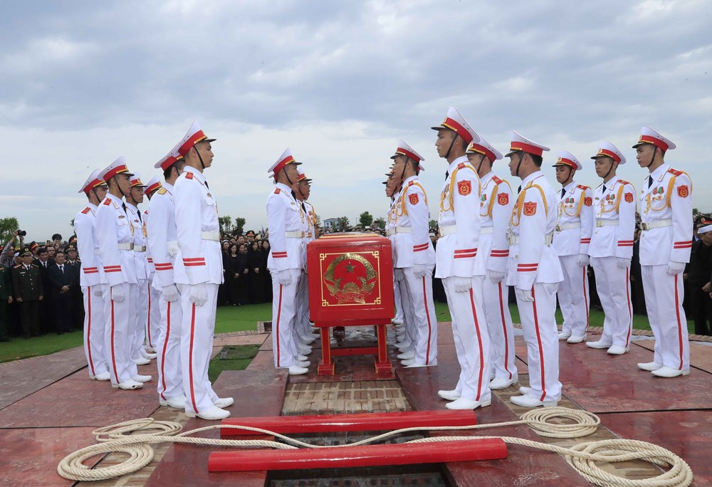 Các chiến sỹ trong đội nghi lễ thực hiện nghi thức hạ huyệt linh cữu Chủ tịch nước Trần Đại Quang. (Nguồn: TTXVN)