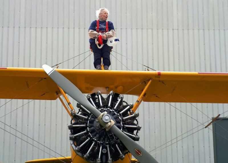 Trước đó, năm 2016, bà Betty đã tự phá kỷ lục của chính khi thực hiện cú chao lượn trên cánh máy bay ở tuổi 87. Toàn bộ 1.100 euro gây quỹ cho sự kiện đã được bà Betty ủng hộ cho quỹ từ thiện y tế Midlands Air Ambulance (cấp cứu bằng trực thăng).