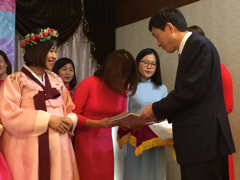 Ngài Đại sứ Lee Hyuk trao chứng nhận tốt nghiệp cho các cô dâu Việt hoàn thành khóa học tiền hôn nhân (khóa thứ 52).