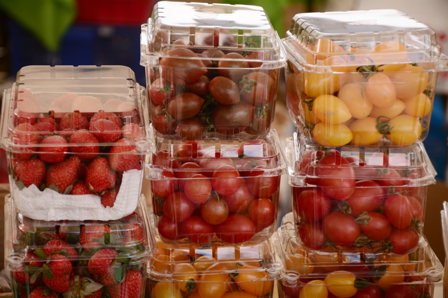 Những hộp cà chua trồng ở Đà Lạt được đóng gói bắt mắt với giá bán 60.000 đồng/kg.