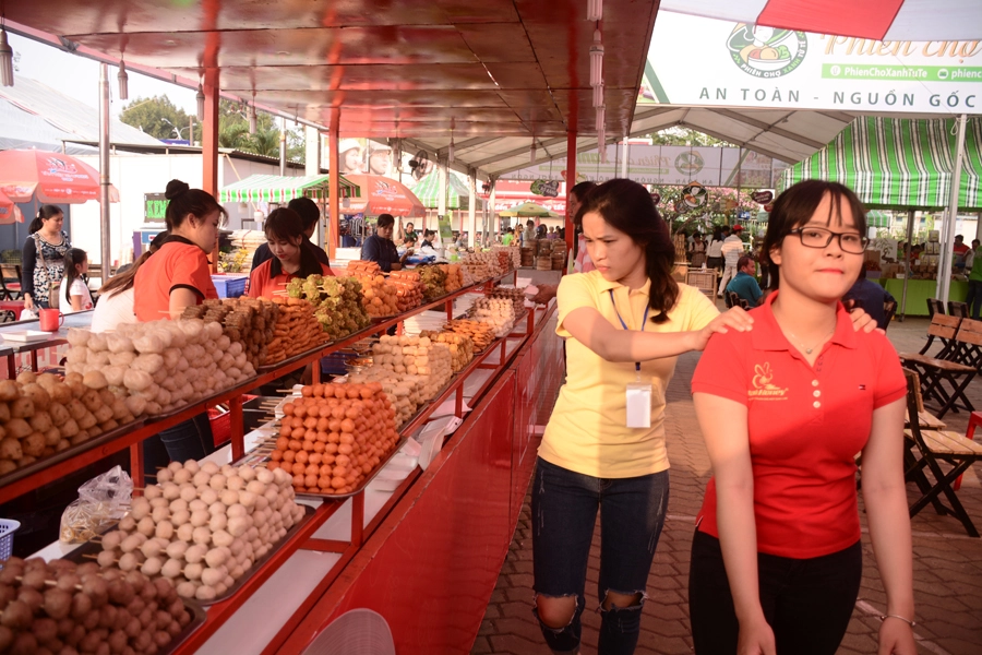 Hội chợ cũng có các gian hàng ẩm thực phục vụ người tiêu dùng tham quan, mua sắm.