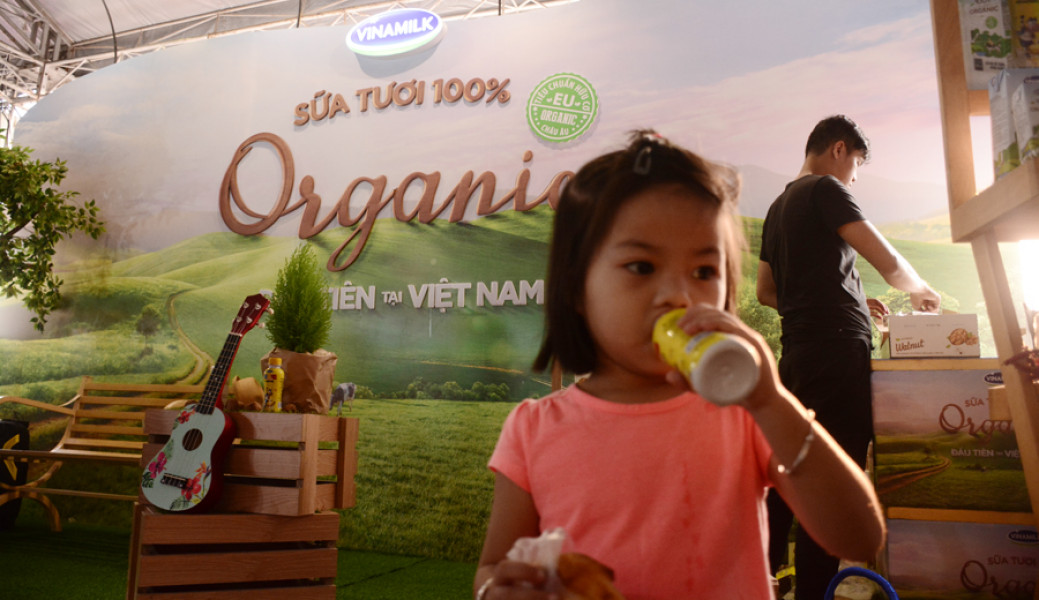 Các sản phẩm Organic cũng có mặt tại hội chợ năm nay với sản phẩm của các doanh nghiệp lớn là Vinamilk, Saigon Co.op, Vinamit. Trong ảnh là hình ảnh một bé gái đang thưởng thức miễn phí một sản phẩm mới của Vinamilk.