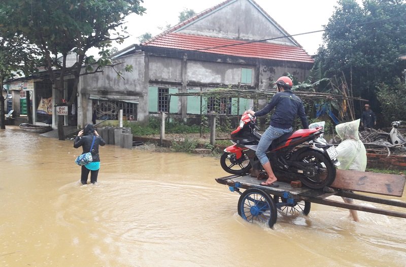 Tại xã Duy Vinh (huyện Duy Xuyên, Quảng Nam), lũ đã cuốn phăng con đường độc đạo vào thôn Đông Bình, nơi sinh sống của hàng chục hộ dân. (Nguồn: Vietnamnet)