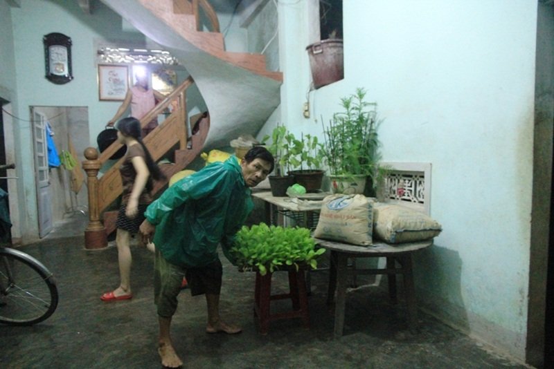Người dân Đại Lộc (Quảng Nam) tất bật khuân vác tài sản chạy lũ trong đêm. (Nguồn: Vietnamnet)