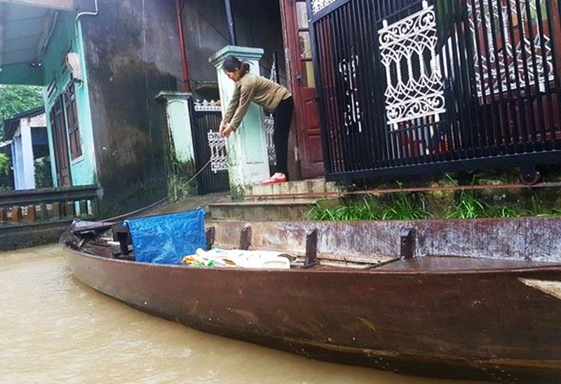 Tại TP Tam Kỳ, nhiều hộ dân kéo xuồng vào tận trước cửa nhà để chờ chạy lụt. (Nguồn: Vietnamnet)