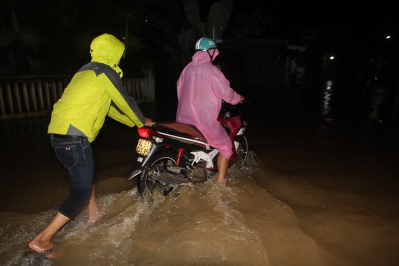 Người dân nháo nhác tránh lũ trong đêm. (Nguồn: Vietnamnet)