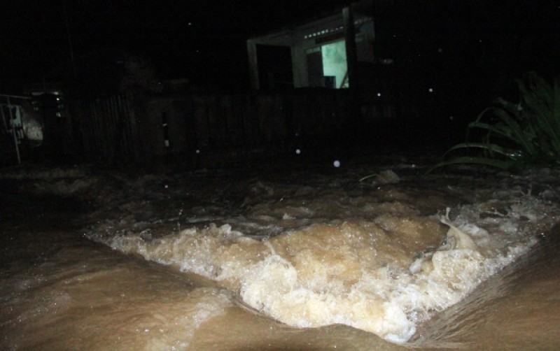 Khoảng 20h ngày 14/12, nước lũ ập vào xã Đại An (huyện Đại Lộc) khiến hàng trăm nhà dân bị ngập. Mấy ngày qua, tỉnh Quảng Nam có mưa lớn, nhiều nhà máy thủy điện đồng thời xả lũ khiến nước dâng lên vùng hạ du. (Nguồn: VnExpress)