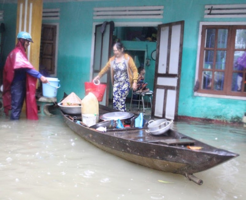 Người dân dùng ghe để di chuyển. (Nguồn: Thanh Niên)