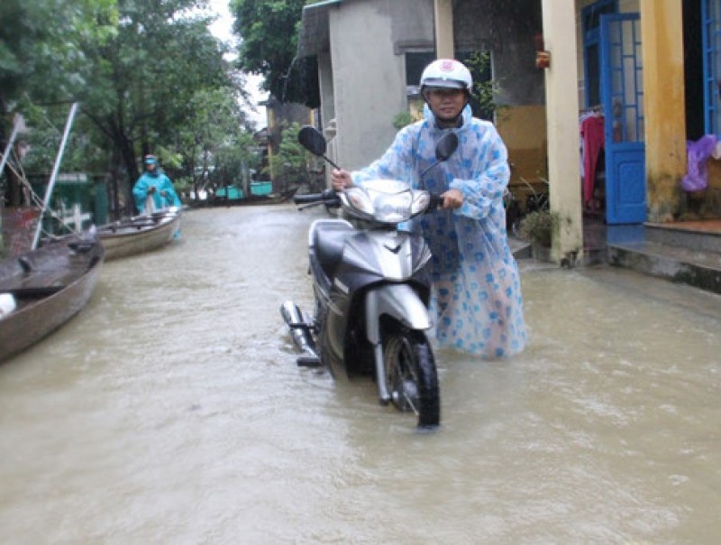 Nhiều tuyến đường ở khu vực phường Phước Hòa (TP Tam Kỳ) bị ngập sâu trong nước. (Nguồn: Thanh Niên)