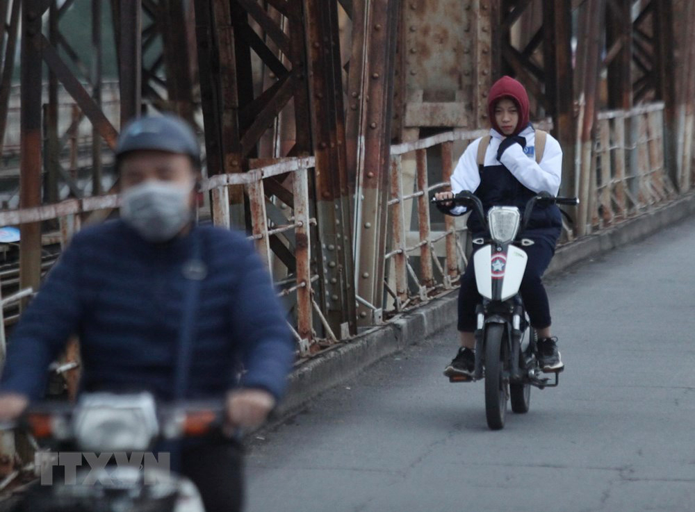 Người dân Thủ đô cảm nhận rõ cái lạnh khi lưu thông qua cầu Long Biên