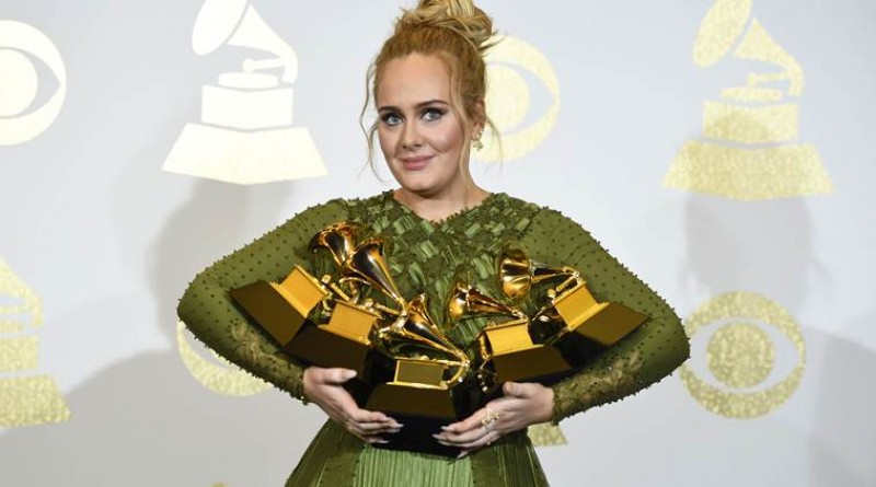 Adele hạnh phúc khoe 5 chiếc cúp Grammy 2017