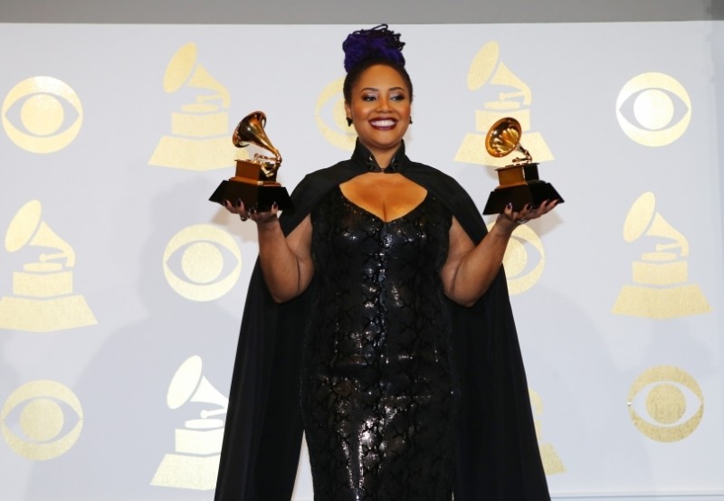 Nữ ca sĩ da màu Lalah Hathaway hạnh phúc cầm trên tay 2 tượng vàng Grammy cho chiến thắng ở 2 hạng mục: Album R&B xuất sắc và Bản trình diễn R&B truyền thống xuất sắc với album 'Lalah Hathaway Live'