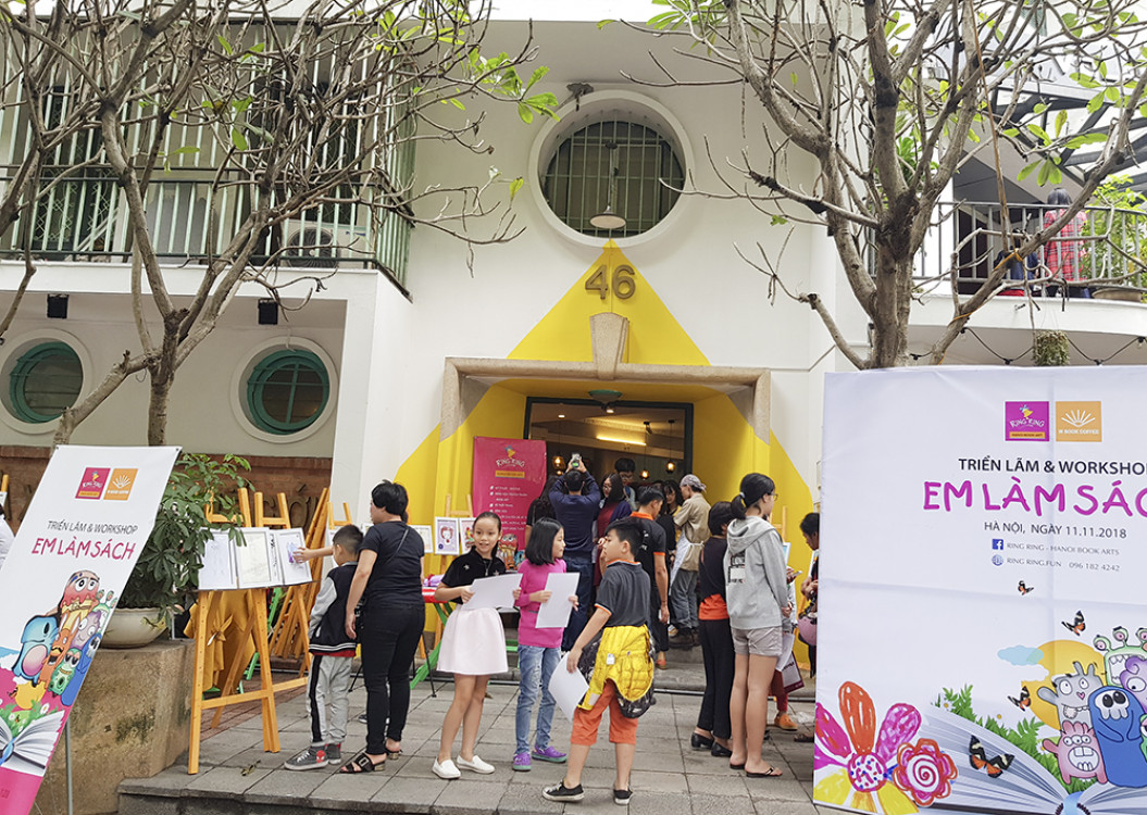 Ngay từ sáng sớm, không gian của W Book Coffee, nhà xuất bản Thế Giới, 46 Trần Hưng Đạo, Hà Nội đã thu hút sự chú ý của nhiều phụ huynh và các bạn nhỏ bằng triển lãm trưng bày tác phẩm của các họa sĩ nhí. 