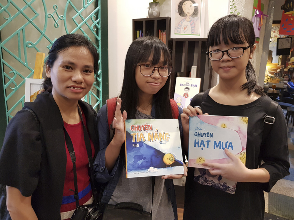 Chị Phí Mai Chi, phụ huynh của một cô bé đang học lớp 9 chia sẻ: Những cuốn sách tự sáng tác là liều thuốc tinh thần giúp con gái chị vượt qua khủng hoảng tuổi ô mai và cân bằng hơn trong thời đại số