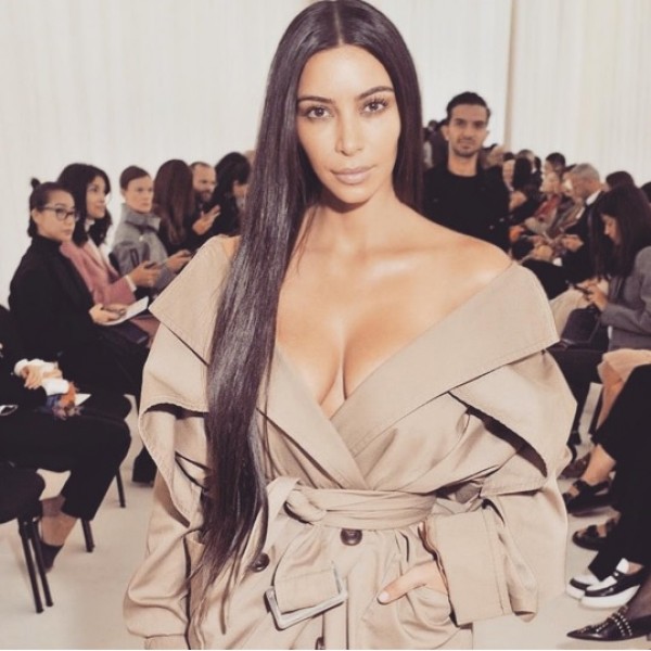 Tóc siêu dài: Một lần nữa Kim Kardashian lại khiến giới làm đẹp chao đảo với mái tóc tự nhiên dài quá eo. Với mái tóc này, dù là để xõa, tết, buộc bổng đuôi ngựa như Beyonce hay Ariana Grande, bạn đều có thể thu hút ánh mắt của người đối diện.