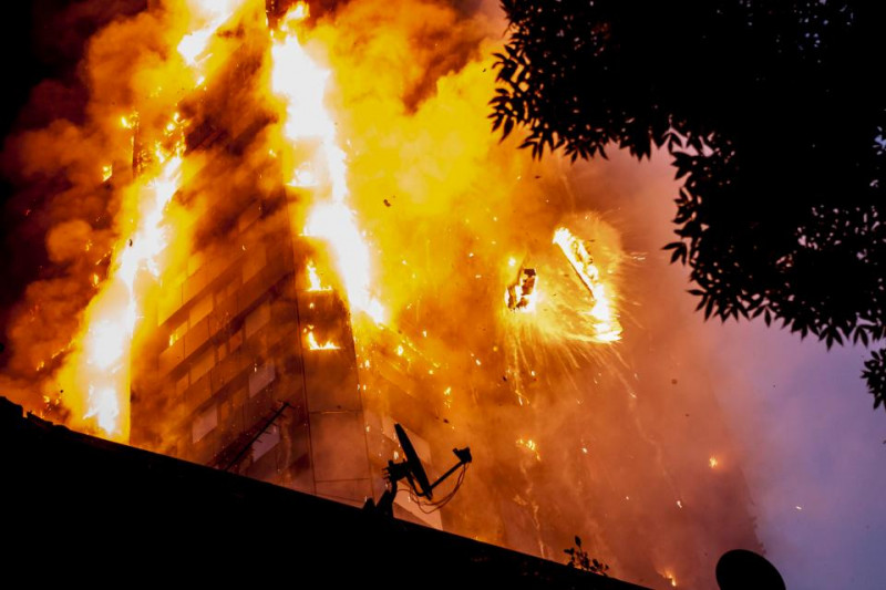 Sáng sớm 14/6, một vụ hỏa hoạn đã xảy ra tại tòa chung cư Grenfell 27 tầng và có 120 căn hộ tại quận White City, London. Ngọn lửa đã bùng phát từ tầng 2 rồi bốc cao lên tầng cao nhất của tòa nhà được xây dựng từ năm 1974. 

