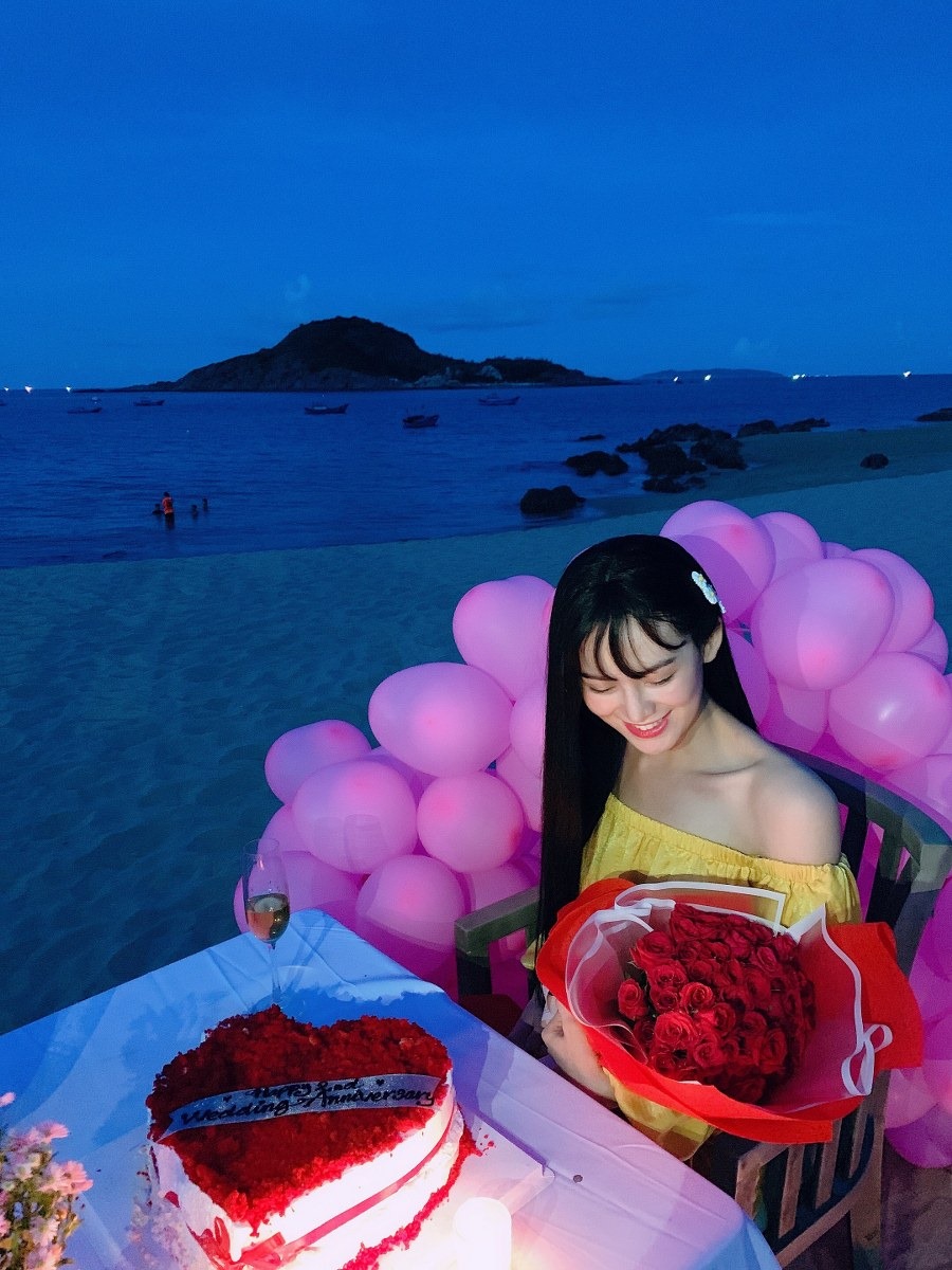 Tối qua, để tạo bất ngờ cho vợ nhân lễ kỉ niệm 2 năm ngày cưới (5/6/2017 - 5/6/2019), đại gia mía đường Việt Anh đã bí mật chuẩn bị một bữa tiệc lãng mạn bên bờ biển cho Hoa hậu Sang Lê.

