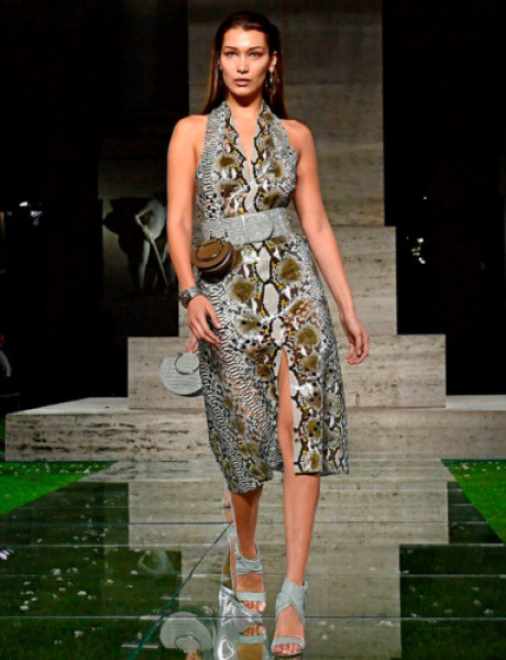 Người mẫu Bella Hadid  quyến rũ trong bộ váy da rắn tại show diễn của Salvatore Ferragamo.