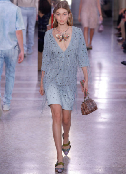 Gigi Hadid tự tin sải bước trên đường băng trong bộ váy màu xanh của Bottega Veneta với vô số sợi dây tua rua ấn tượng.