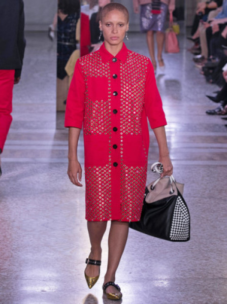Siêu mẫu Adwoa Aboah nổi bật trên sàn catwalk trong bộ trang phục màu đỏ của Bottega Veneta.