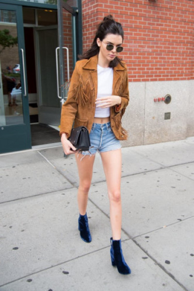 Kendall Jenner sành điệu với gu thời trang cá tính, gồm quần short ngắn khoe khéo đôi chân thon dài mix cùng áo crop top cá tính kèm khoác ngoài và boots cổ ngắn năng động khi dạo phố.