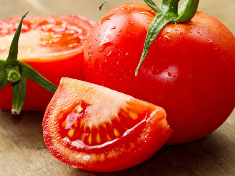 Cà chua: Cà chua có chứa chất chống oxy hoá được gọi là lycopene, giúp bảo vệ DNA của chúng ta khỏi những tổn thương có thể dẫn đến ung thư vú, tử cung, phổi, dạ dày và tuyến tiền liệt. Thêm cà chua vào hầu hết các món ăn của bạn để tận dụng những lợi ích của nó. Đây là một trong những loại thực phẩm tốt nhất cho phụ nữ.