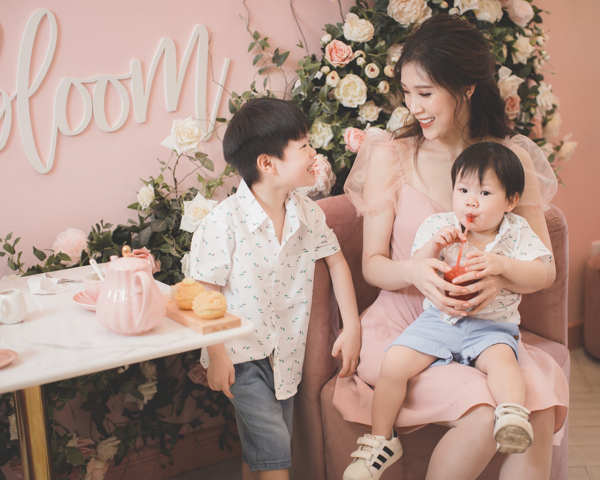 Trong gia đình, Phí Thùy Linh có nhiều thời gian bên các con hơn bởi chồng cô - doanh nhân Mạnh Cường rất bận rộn với công việc kinh doanh. Tuy vậy, cả Bean và Bun đều rất 