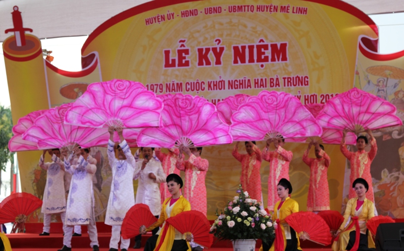 Các nghệ sĩ của Nhà hát chèo Hà Nội biểu diễn tiết mục văn nghệ ngợi ca công đức hai Vua Bà 
