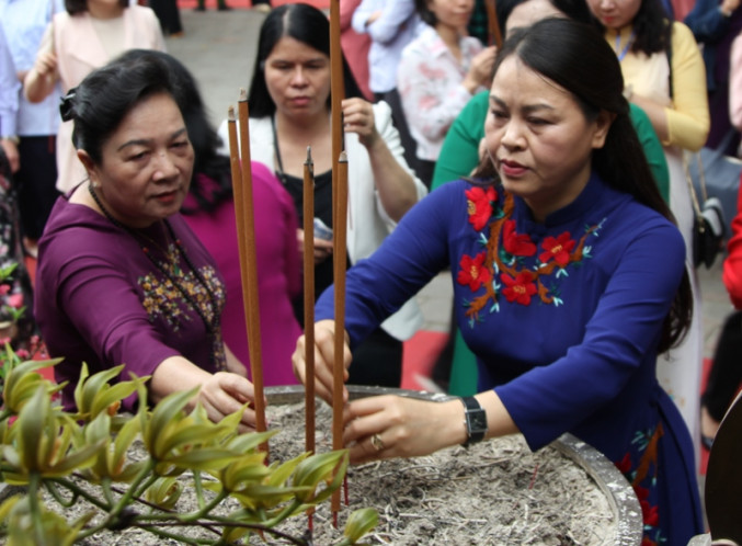 Chủ tịch Hội LHPNVN Nguyễn Thị Thu Hà (bên phải) dâng hương tưởng nhớ Hai Bà Trưng