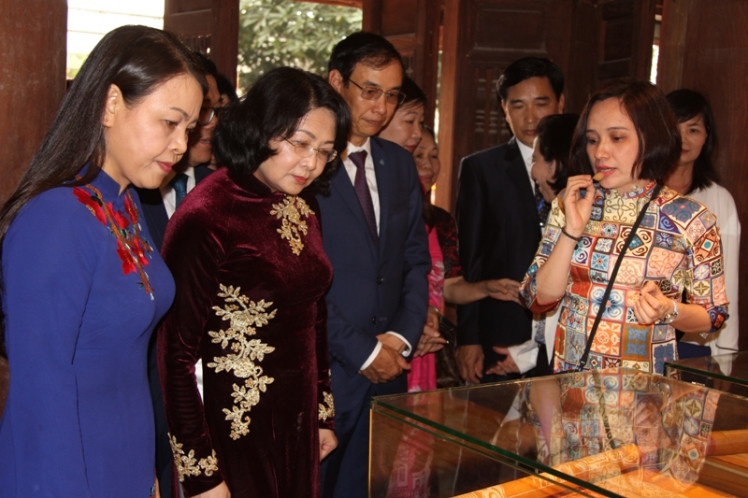 Phó Chủ tịch nước Đặng Thị Ngọc Thịnh và Chủ tịch Hội LHPNVN Nguyễn Thị Thu Hà thăm phòng truyền thống với những sắc phong của các triều đại dành cho Hai Bà Trưng 