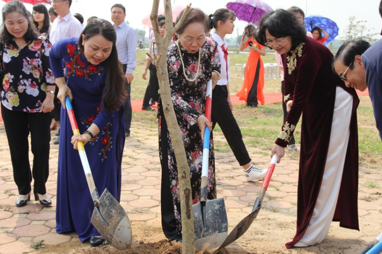 Phó Chủ tịch nước Đặng Thị Ngọc Thịnh, nguyên Phó Chủ tịch nước Nguyễn Thị Doan, Chủ tịch Hội LHPNVN Nguyễn Thị Thu Hà và các đại biểu hưởng ứng Tết trồng cây đời đời nhớ ơn Bác Hồ do Huyện ủy, HĐND, UBND huyện Mê Linh phát động