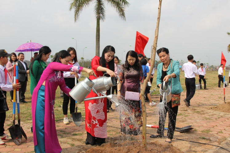 Phó Chủ tịch Hội LHPNVN Nguyễn Thị Tuyết và các đại biểu trồng cây
