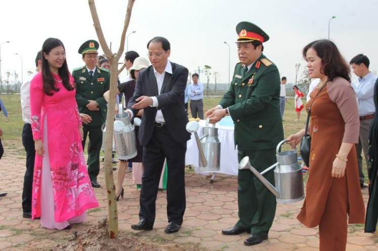 Nguyên Bộ trưởng Bộ Quốc phòng Phùng Quang Thanh hưởng ứng Tết trồng cây