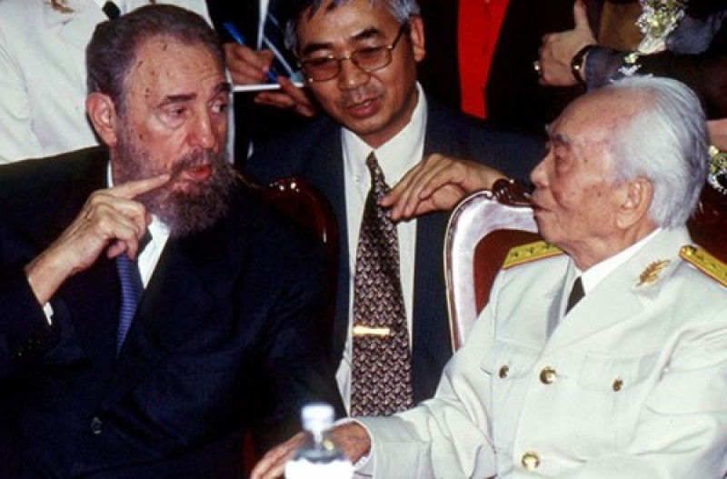 Chủ tịch Fidel Castro tới thăm Đại tướng Võ Nguyên Giáp ở Hà Nội ngày 22/2/2003. Đại tướng và ngài Fidel là những người bạn cùng chung lý tưởng, Việt Nam đã nhận được nhiều sự hỗ trợ chí tình chí nghĩa từ Cuba trong quá trình dốc toàn lực giải phóng miền Nam. Đây là lần thứ 3 Chủ tịch Fidel Castro đến thăm Việt Nam.

