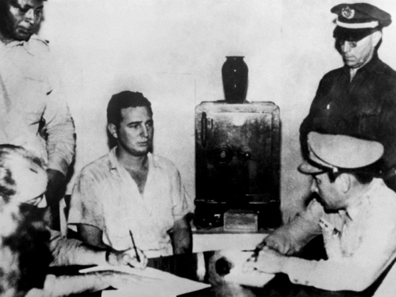 Tên tuổi của Fidel Castro nổi lên kể từ khi ông khởi binh tấn công pháo đài Moncada ngày 26-7-1953 chống lại chính quyền quân sự do Batista đứng đầu. Ảnh trên chụp thời điểm Fidel bị bắt giữ.